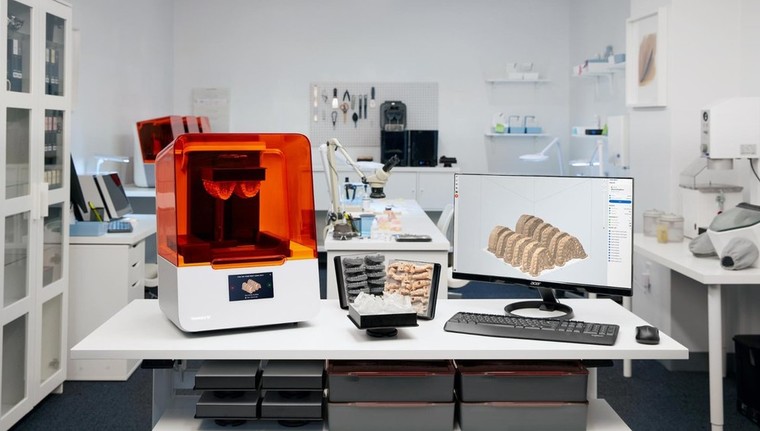 scanners 3D, d’imprimantes 3D, de logiciels de conception et de produits dentaires