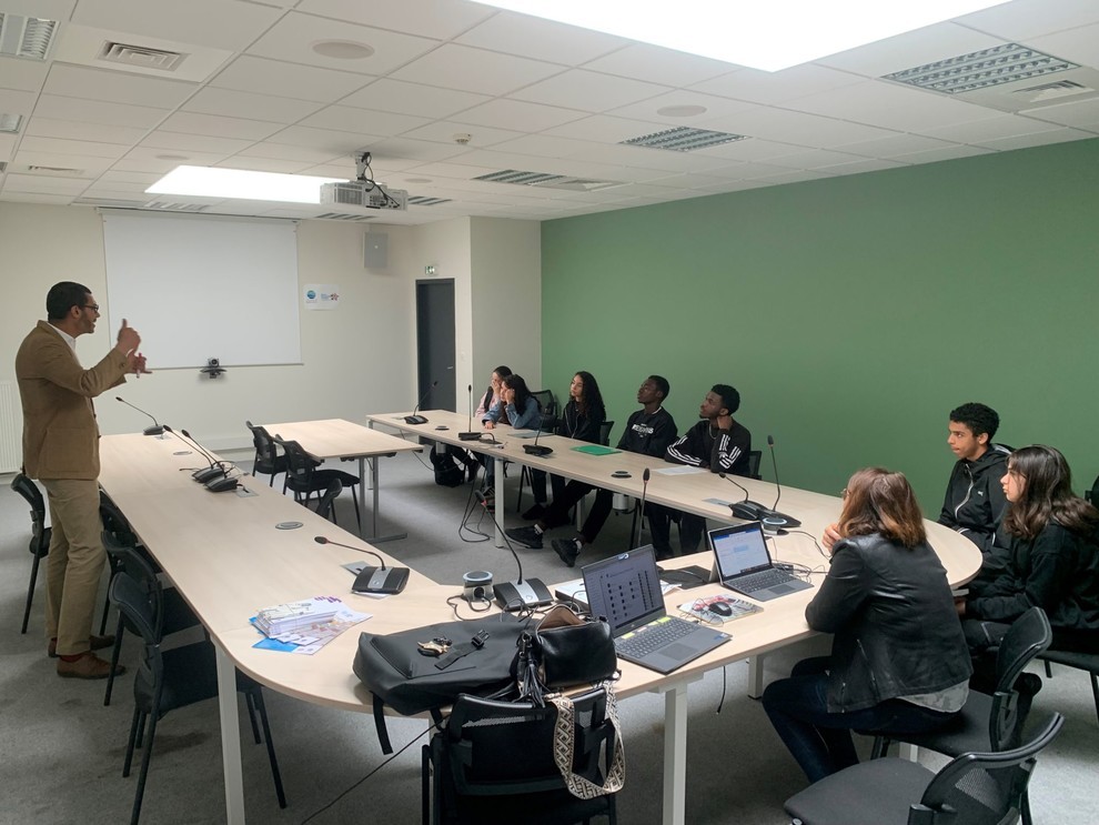 L’équipe de Rouen Normandie Création a eu le plaisir d'accueillir sept stagiaires de seconde du Lycée des Bruyères de Sotteville-lès-Rouen. Durant ces trois jours, les élèves ont eu l'opportunité de rencontrer les élus Abdelkrim Marchani, Pascal Rigaud, et s’immerger au sein d’ entreprises innovantes de Seine Innopolis : KEYVEO, ARKADA Studio et REDLab. Au programme : - Test de casques de réalité virtuelle - Discussions enrichissantes sur les métiers du numérique - Exploration des enjeux du numérique resp L’équipe de Rouen Normandie Création a eu le plaisir d'accueillir sept stagiaires de seconde du Lycée des Bruyères de Sotteville-lès-Rouen. Durant ces trois jours, les élèves ont eu l'opportunité de rencontrer les élus Abdelkrim Marchani, Pascal Rigaud, et s’immerger au sein d’ entreprises innovantes de Seine Innopolis : KEYVEO, ARKADA Studio et REDLab. Au programme : - Test de casques de réalité virtuelle - Discussions enrichissantes sur les métiers du numérique - Exploration des enjeux du numérique resp