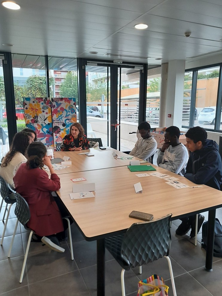 L’équipe de Rouen Normandie Création a eu le plaisir d'accueillir sept stagiaires de seconde du Lycée des Bruyères de Sotteville-lès-Rouen. Durant ces trois jours, les élèves ont eu l'opportunité de rencontrer les élus Abdelkrim Marchani, Pascal Rigaud, et s’immerger au sein d’ entreprises innovantes de Seine Innopolis : KEYVEO, ARKADA Studio et REDLab. Au programme : - Test de casques de réalité virtuelle - Discussions enrichissantes sur les métiers du numérique - Exploration des enjeux du numérique resp L’équipe de Rouen Normandie Création a eu le plaisir d'accueillir sept stagiaires de seconde du Lycée des Bruyères de Sotteville-lès-Rouen. Durant ces trois jours, les élèves ont eu l'opportunité de rencontrer les élus Abdelkrim Marchani, Pascal Rigaud, et s’immerger au sein d’ entreprises innovantes de Seine Innopolis : KEYVEO, ARKADA Studio et REDLab. Au programme : - Test de casques de réalité virtuelle - Discussions enrichissantes sur les métiers du numérique - Exploration des enjeux du numérique resp